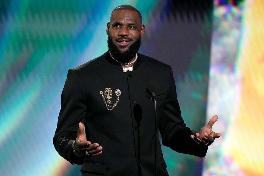 LeBron James afasta cenário de retirada