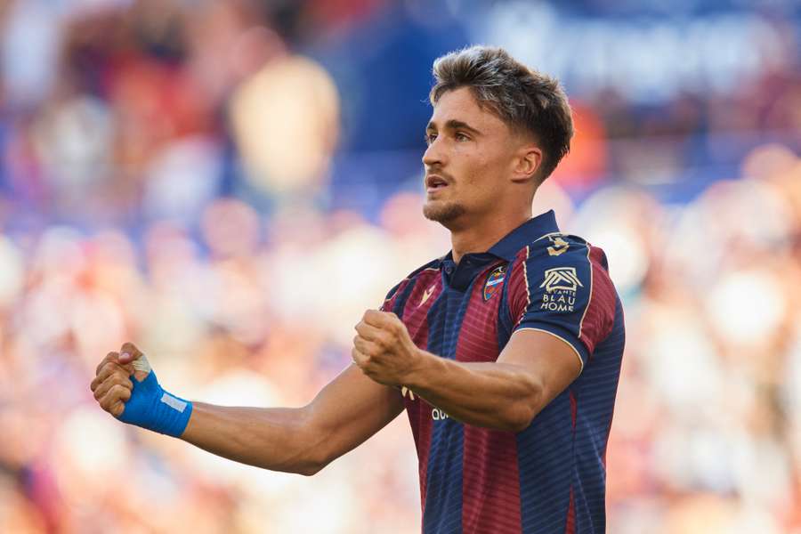 Iván Romero celebra un gol con el Levante