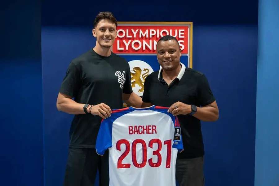 Bacher pózuje s novým dresem. Bacher pózuje s novým dresem.