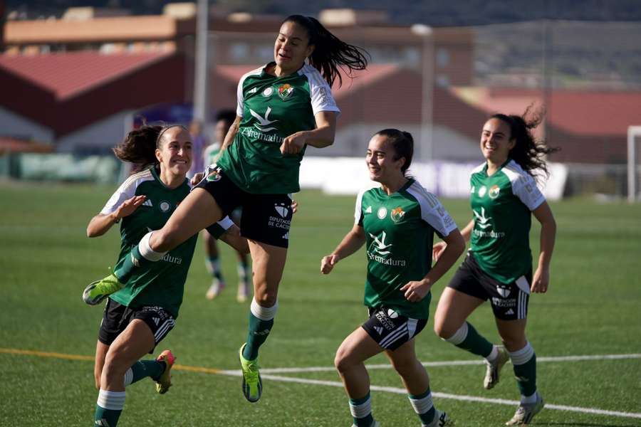 Las jugadoras del Cacereño celebran el gol de Lourdes Lezcano ante el Athletic Las jugadoras del Cacereño celebran el gol de Lourdes Lezcano ante el Athletic