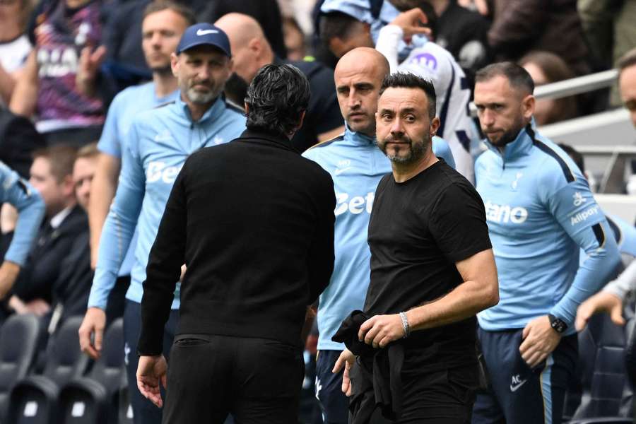 Roberto De Zerbi charge ses joueurs après la défaite de Tottenham Roberto De Zerbi charge ses joueurs après la défaite de Tottenham