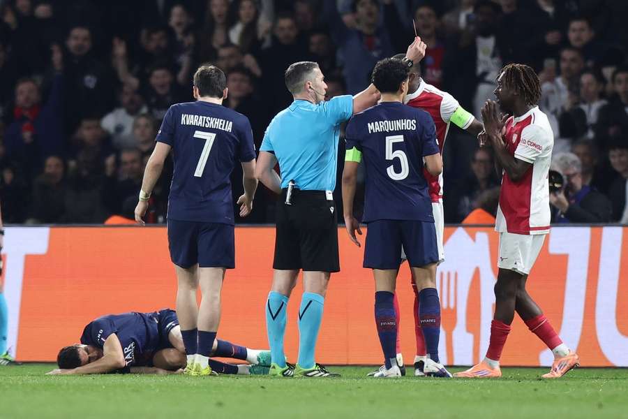 Istvan Kovacs îi arată cartonașul roșu lui Coulibaly