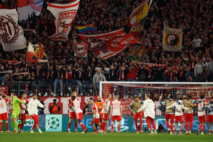 Die Halbfinalisten des FC Bayern feiern mit ihren Fans