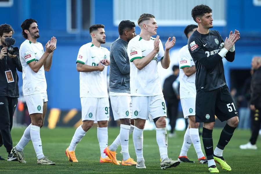 Diogo Pinto celebra com a equipa