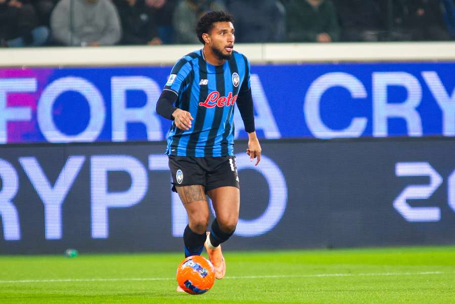 Ederson com a bola pelo Atalanta