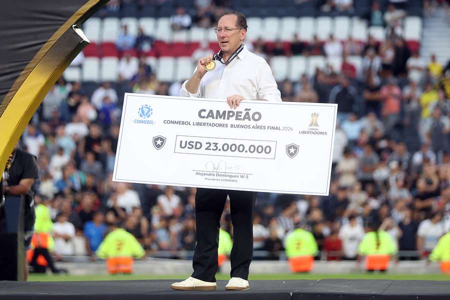 John Textor com o cheque da Libertadores