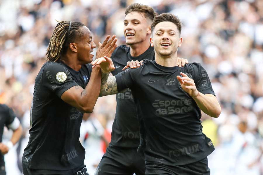 Rodrigo Garro comemora gol ao lado dos seus companheiros