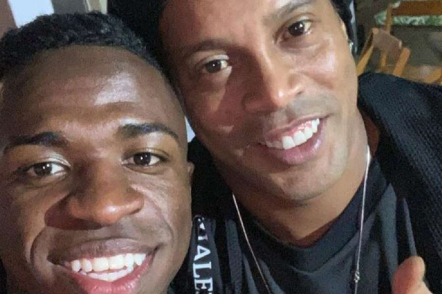 Ronaldinho em registro ao lado de Vinicius Júnior 