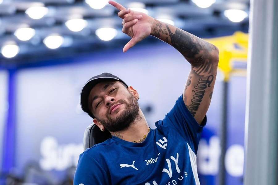 Ney está na fase final de recuperação da cirurgia no joelho