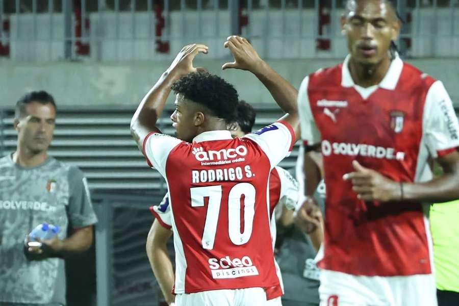 Rodrigo Silva marcou um golo atrás do meio campo