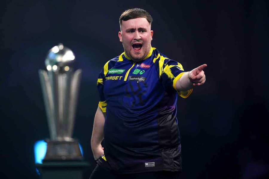 Littler v šipkařském finále MS 2026. Littler v šipkařském finále MS 2026.