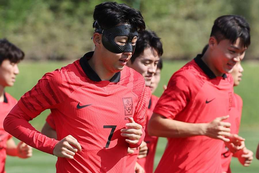 Son Heung-min nastúpi v Katare v špeciálnej maske