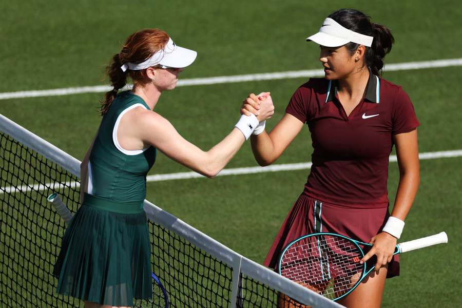 Emma Răducanu, eliminată surprinzător în turul secund la Eastbourne de adolescenta australiană Maya Joint