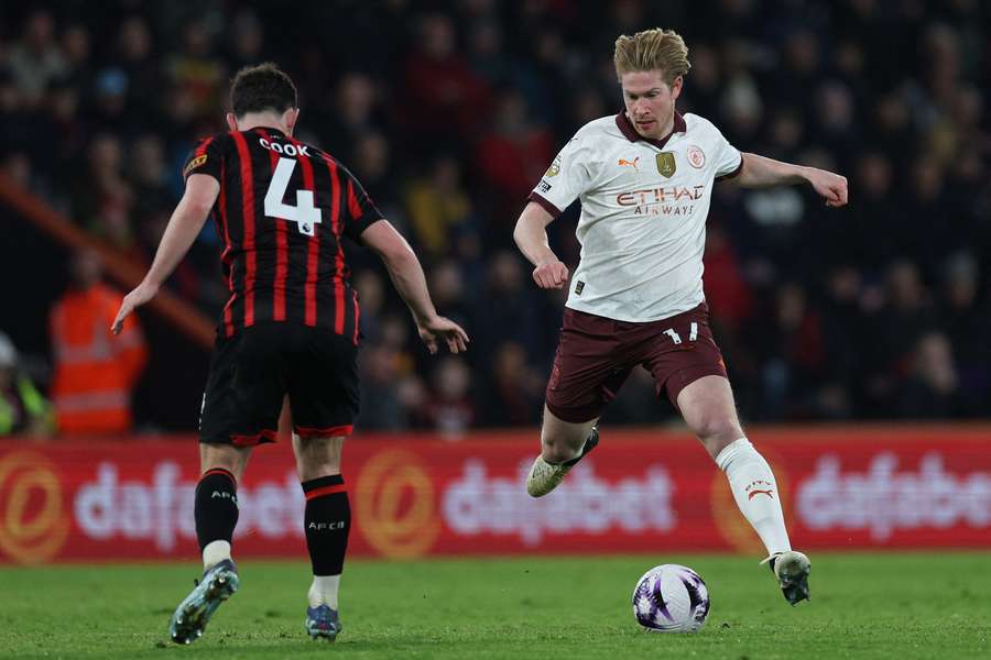 Manchester City's Belgian midfielder #17 Kevin De Bruyne (R) vies with Bournemouth's English midfielder #04 Lewis Cook