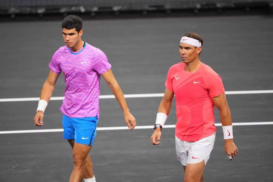 Carlos Alcaraz a Rafael Nadal při exhibici v Las Vegas.