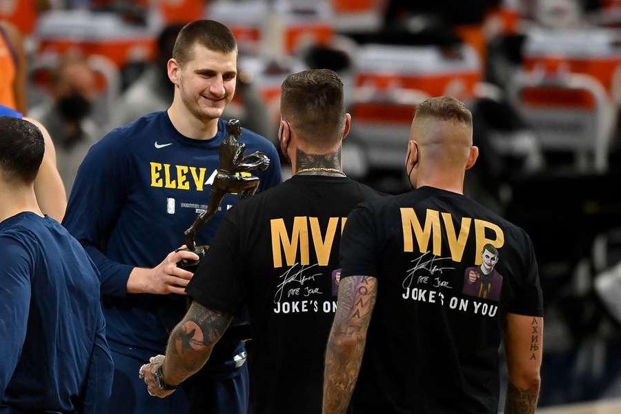 Jokic neemt de MVP-trofee in ontvangst op 11 juni 2021