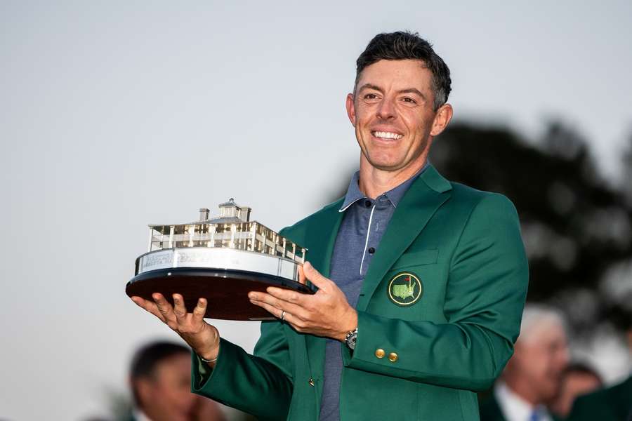 McIlroy s trofejí pro vítěze Masters. McIlroy s trofejí pro vítěze Masters.