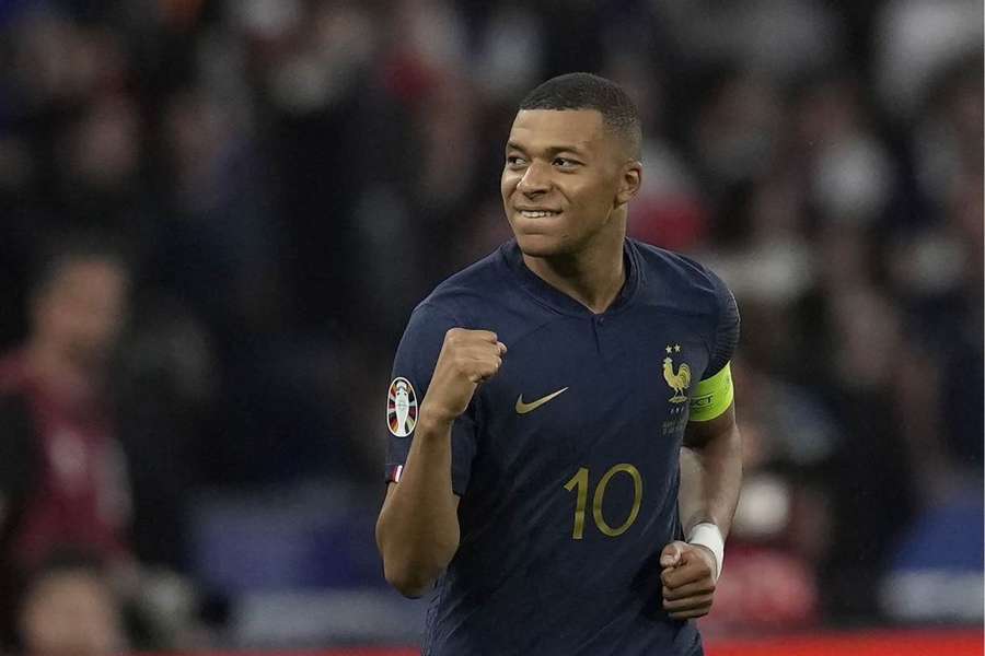 Mbappé segue com futuro indefinido