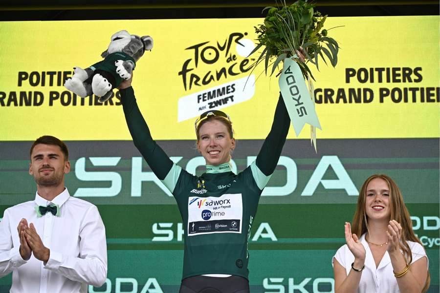 Lorena Wiebes celebrates her win