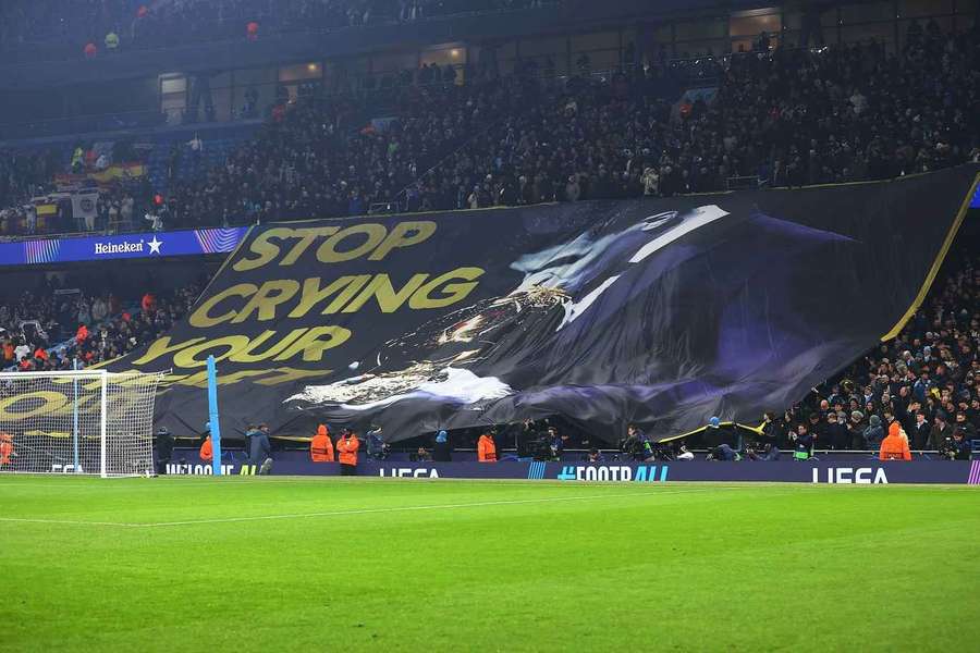 Bandeirão de torcedores do City em jogo contra o Real Madrid
