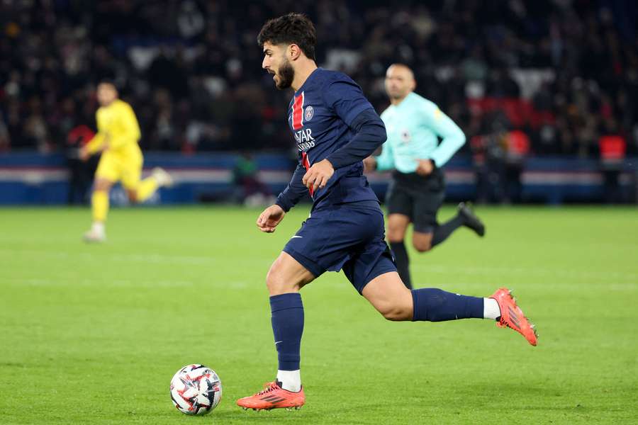 Asensio, en un partido con el PSG.