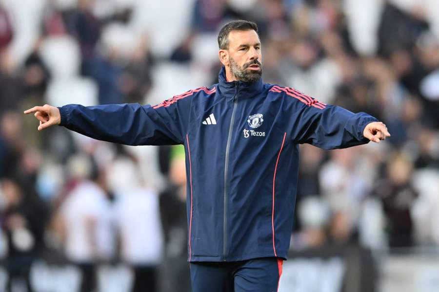 Nistelrooy vai fazer sua estreia como técnico do United