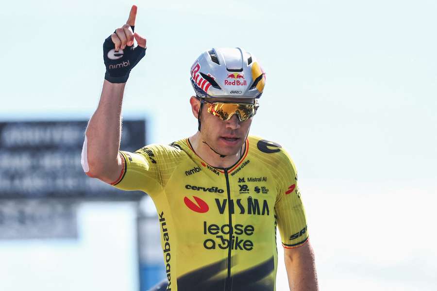 Wout van Aert celebra o seu último triunfo Wout van Aert celebra o seu último triunfo