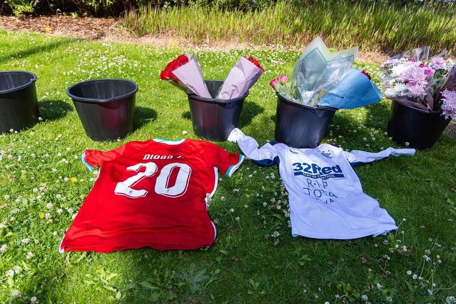 În apropierea stadionului Anfield, fanii au depus coroane de flori în memoria lui Diogo Jota și al fratelui său, Andre Silva