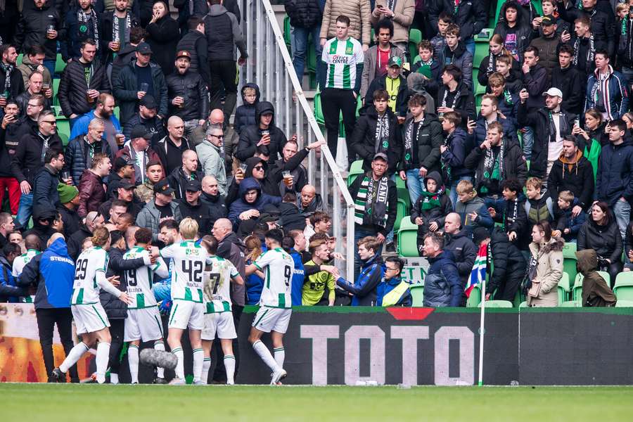 Na 81 minuten werd de wedstrijd tijdelijk stilgelegd nadat diverse personen het veld hadden betreden