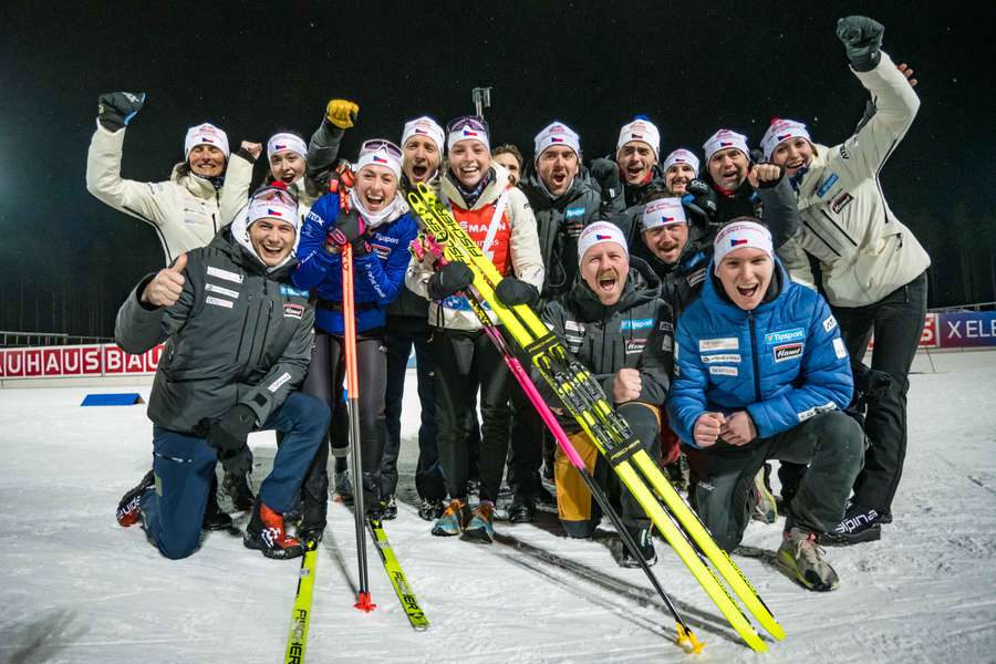 Radost českého týmu po triumfu Markéty Davidové (uprostřed) ve sprintu v Kontiolahti.