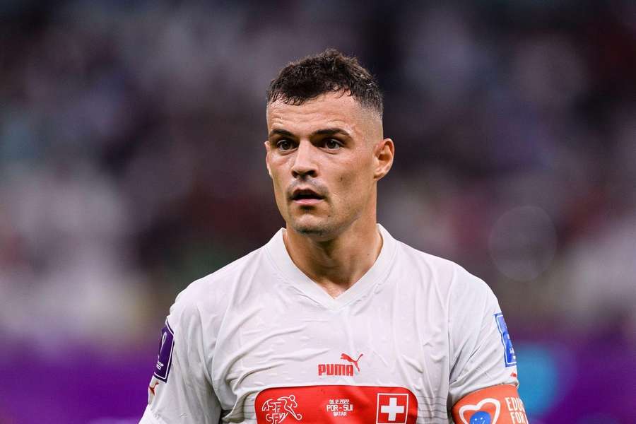 Granit Xhaka og resten af Schweiz-holdet skal forsøge at besejre Belarus i Serbien.