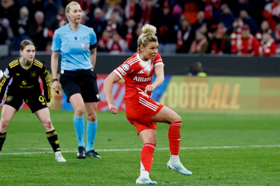 Linda Dallmann bei ihrem Treffer gegen Manchester United