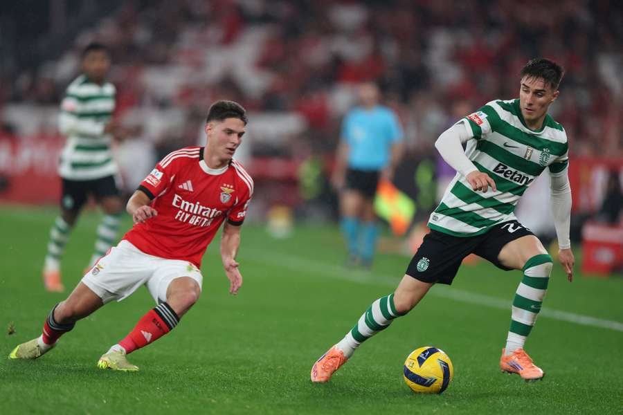 Georgiy Sudakov (Benfica) e Iván Fresneda (Sporting) disputam a posse de bola no último dérbi, em dezembro (1-1)