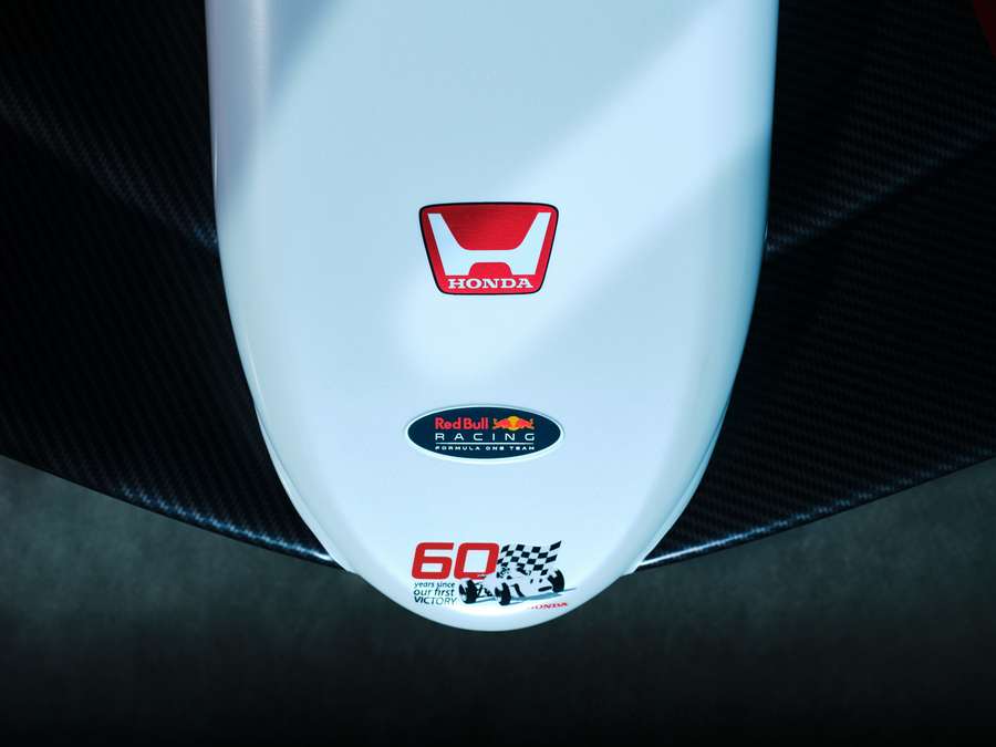 Logo-ul Honda pe botul mașinii Logo-ul Honda pe botul mașinii