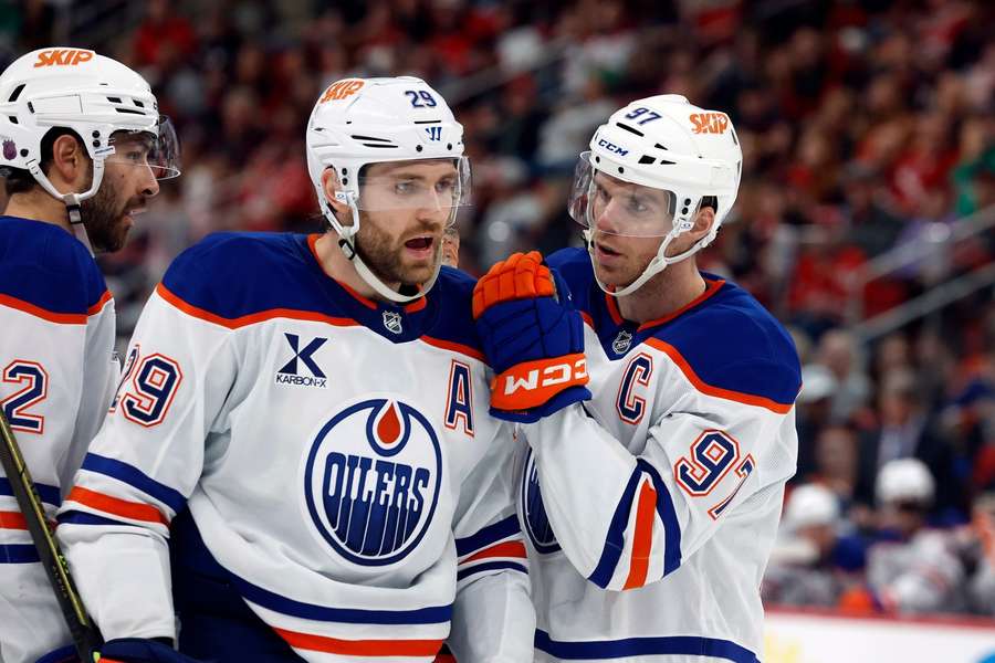Leon Draisaitl (M.) und Connor McDavid (r.) Leon Draisaitl (M.) und Connor McDavid (r.)
