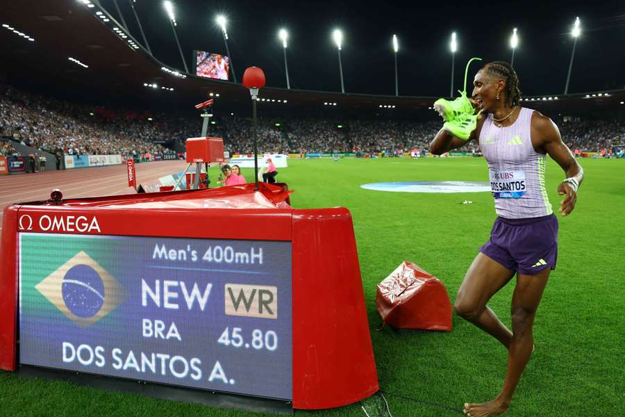 El brasileño Alison Dos Santos posa con su récord del mundo El brasileño Alison Dos Santos posa con su récord del mundo