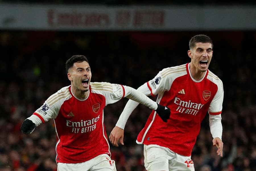 Arsenal's Gabriel Martinelli (L) celebrates