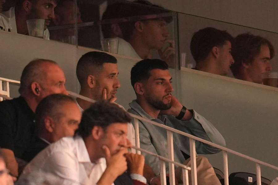 Rafa Mir, viendo el partido de LaLiga con Osasuna