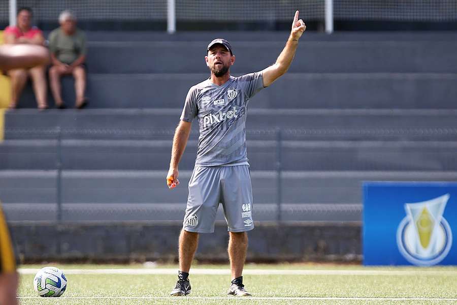 Kleiton Lima durou pouco tempo no seu retorno ao Santos