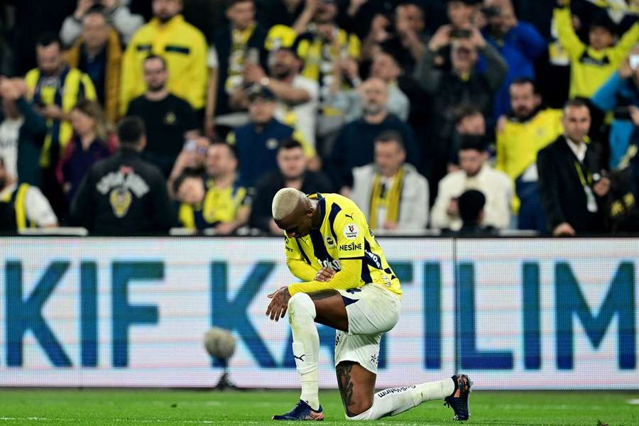 Bis de Talisca não foi suficiente para Mourinho