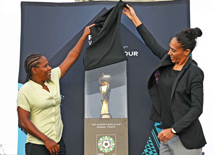 Formiga e Aline Pellegrino revelaram troféu da Copa do Mundo Feminina Formiga e Aline Pellegrino revelaram troféu da Copa do Mundo Feminina