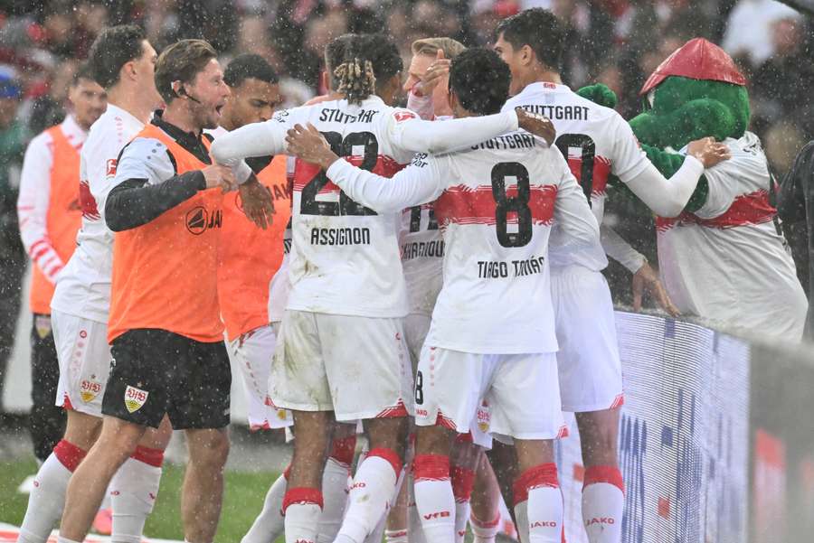 Stuttgart vyhrál v Buzndeslize potřetí v řadě .