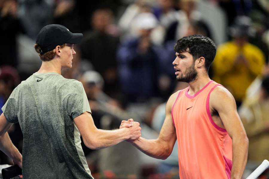 Il saluto tra Jannik Sinner e Carlos Alcaraz prima della finale dell'Open di Cina
