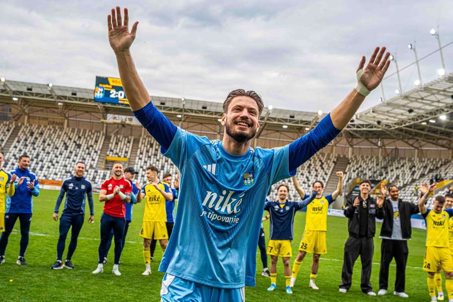 Brankár Dabrowski inkasoval od Součeka z polovice ihriska.