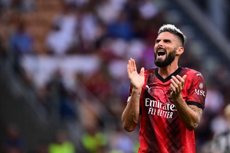 Olivier Giroud vai assumir a sua posição mais familiar de avançado centro contra a Juventus