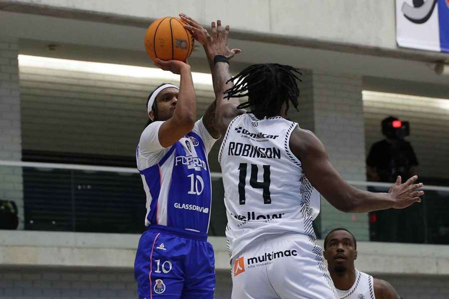 Corey Allen-Williams arma o lançamento