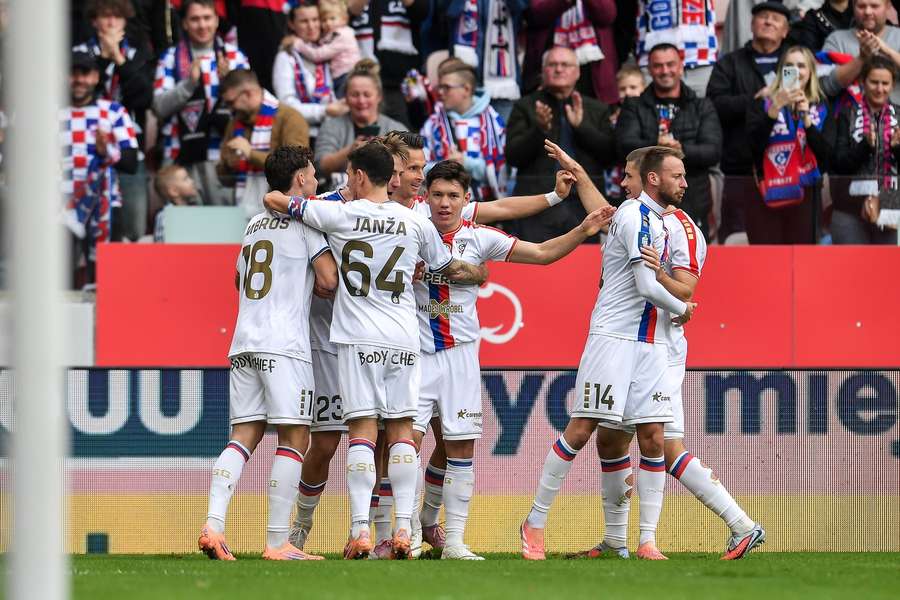 Górnik Zabrze świętujący trafienie przeciwko Arce Górnik Zabrze świętujący trafienie przeciwko Arce