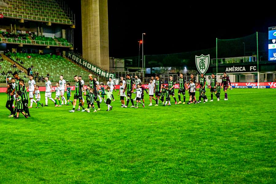 Jogadores do América-MG adentram no gramado do Independência para duelo pela Série B