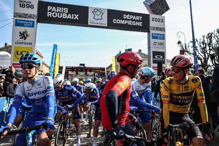 Dylan van Baarle alarga extensa lista de lesões na Paris-Roubaix