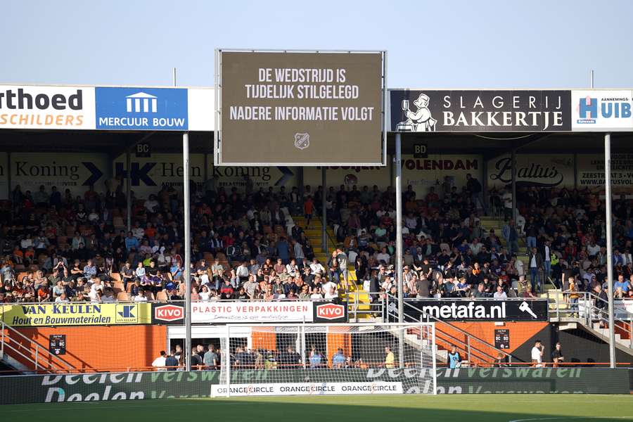 Ook FC Volendam - Sparta stilgelegd na gooien beker op het veld